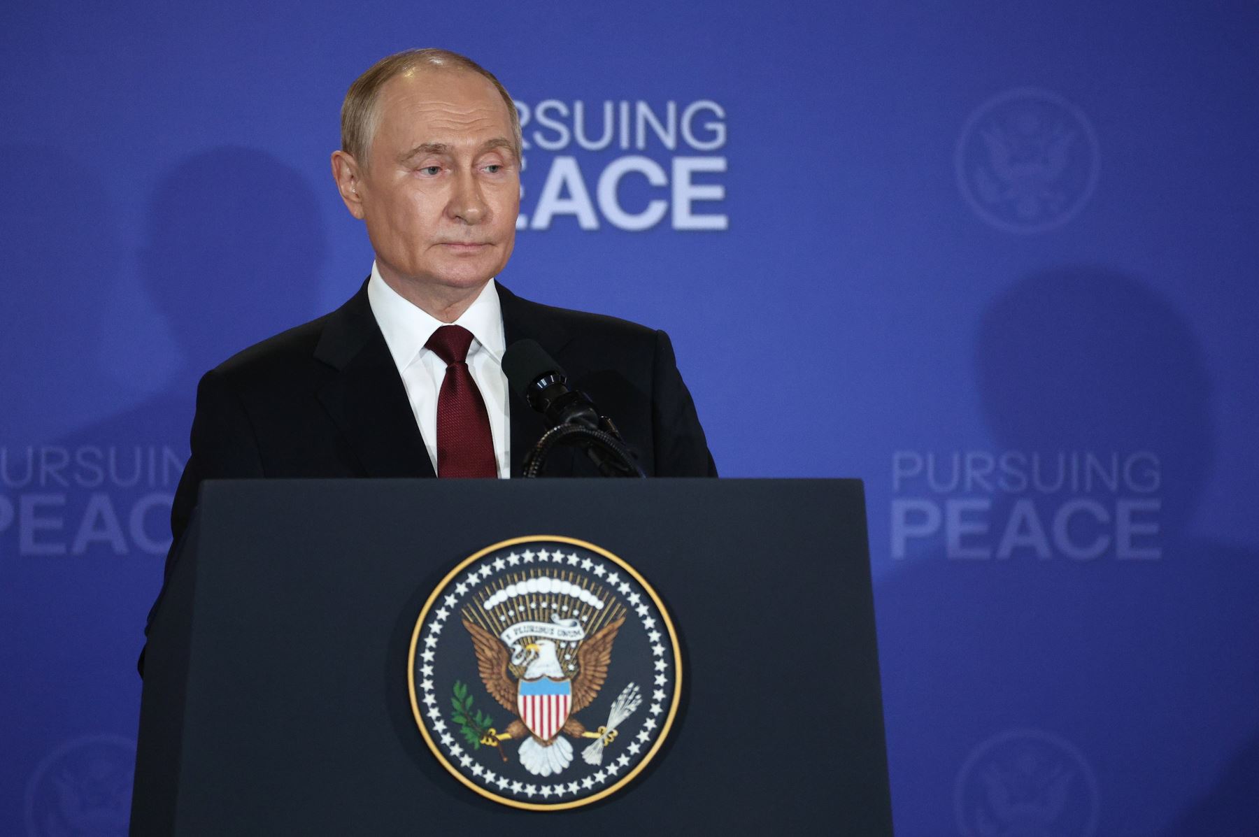El presidente ruso Vladímir Putin participa en una rueda de prensa tras la cumbre con Donald Trump en Alaska. Foto: EFE