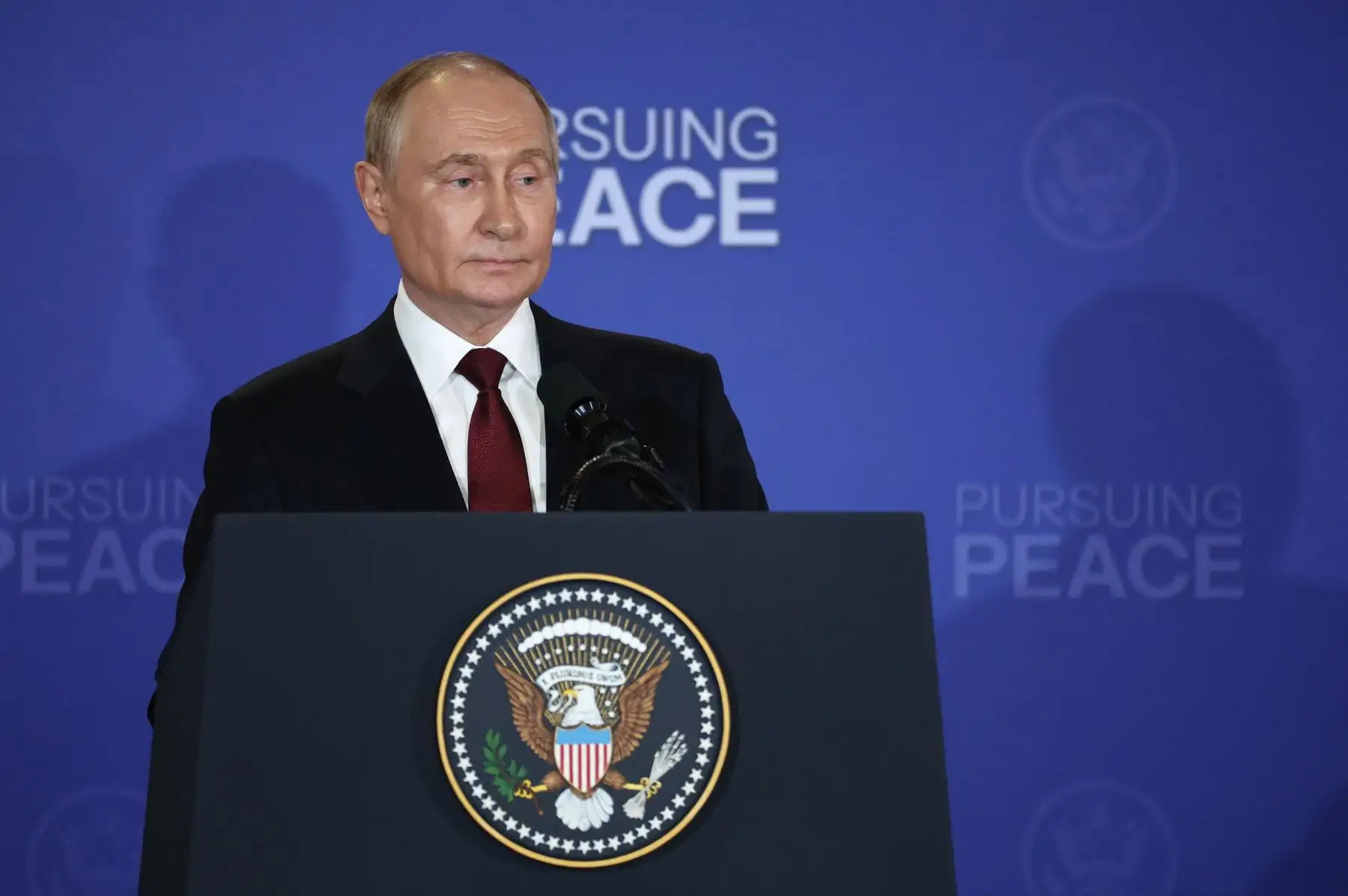 El presidente ruso Vladímir Putin participa en una rueda de prensa tras la cumbre con Donald Trump en Alaska. Foto: EFE