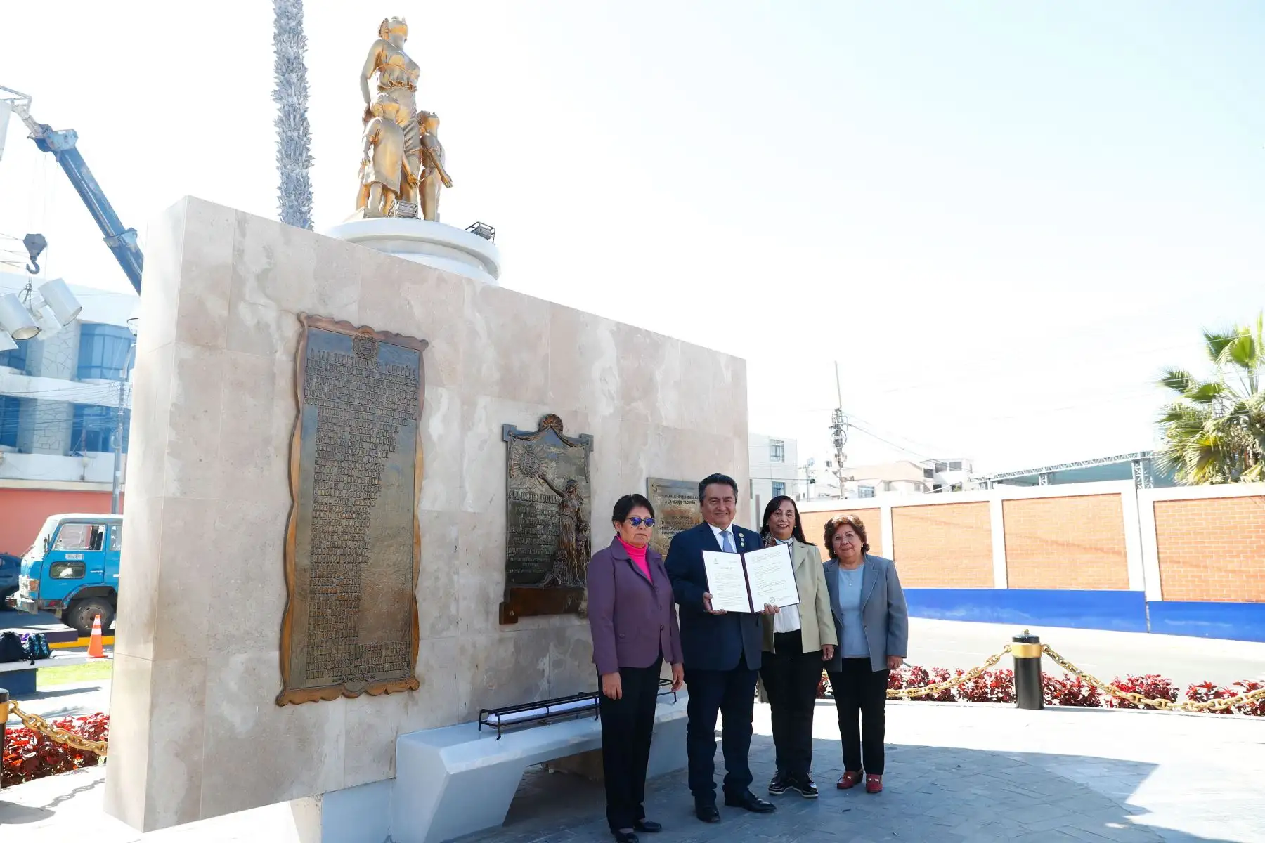 El Diario Oficial El Peruano, a través de su director Félix Paz Quiroz, recibió un reconocimiento especial por su Bicentenario en Tacna, de parte de la Benemérita Sociedad de Auxilios Mutuos de Señoras de Tacna, a través de su presidenta Mónica Torres Espejo. Foto: ANDINA/Daniel Bracamonte