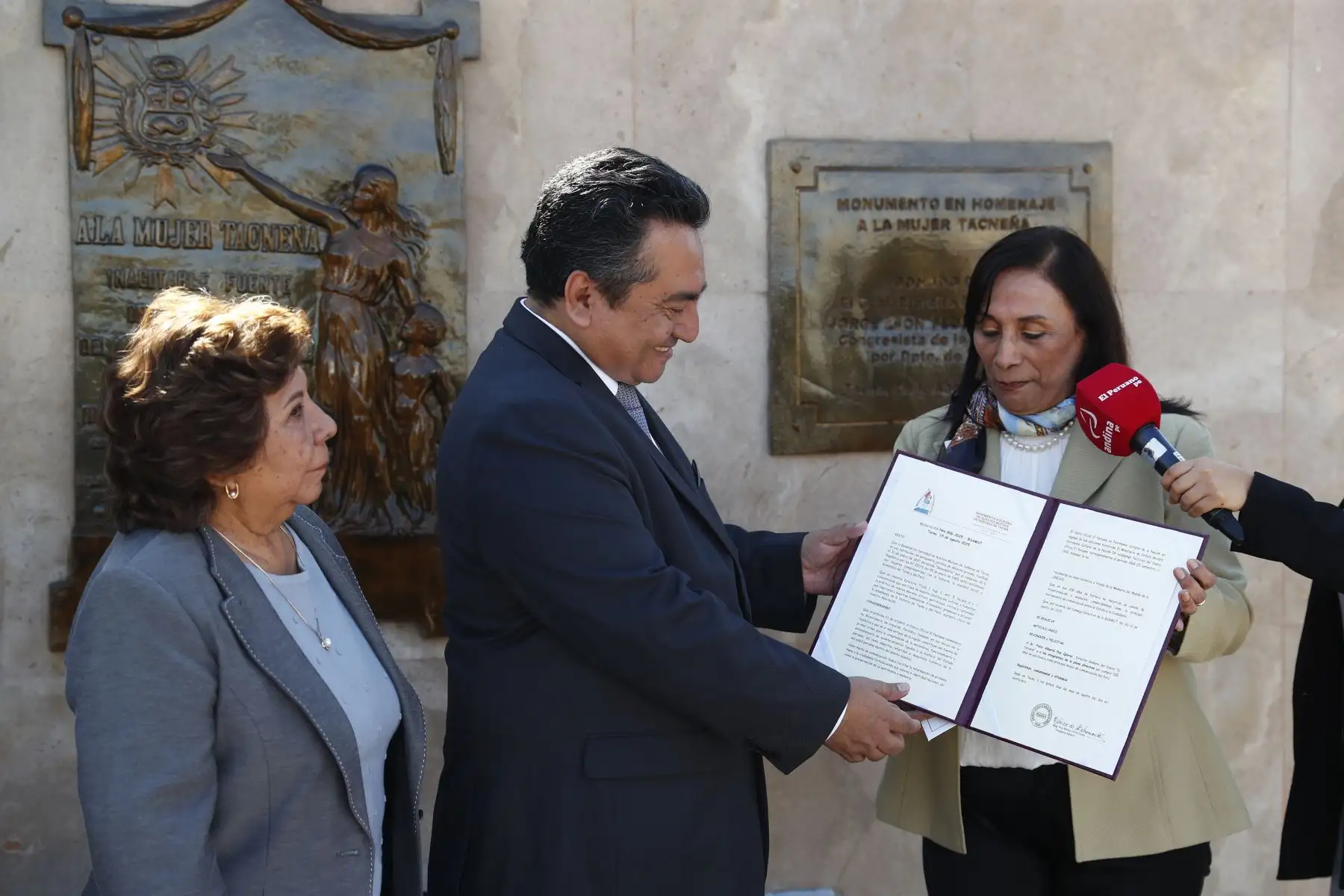El Diario Oficial El Peruano, a través de su director Félix Paz Quiroz, recibió un reconocimiento especial por su Bicentenario en Tacna, de parte de la Benemérita Sociedad de Auxilios Mutuos de Señoras de Tacna, a través de su presidenta Mónica Torres Espejo. Foto: ANDINA/Daniel Bracamonte