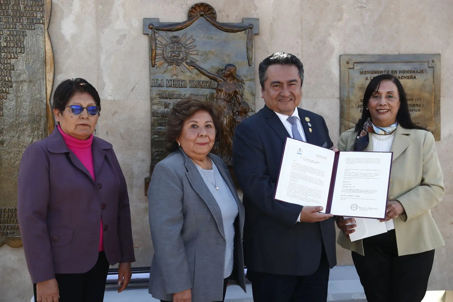 El Diario Oficial El Peruano, a través de su director Félix Paz Quiroz, recibió un reconocimiento especial por su Bicentenario en Tacna, de parte de la Benemérita Sociedad de Auxilios Mutuos de Señoras de Tacna, a través de su presidenta Mónica Torres Espejo. Foto: ANDINA/Daniel Bracamonte