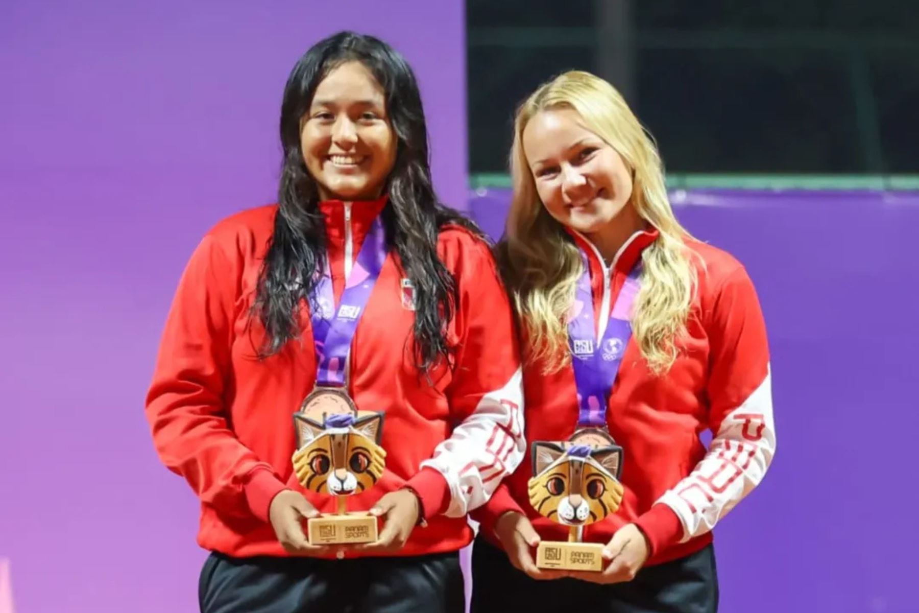 Yleymi Muelle y Francesca Maguiña celebran con la medalla de bronce