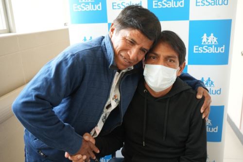 Padre de 63 años dona riñón a su hijo de 42 en el hospital Almenara de EsSalud. Foto: EsSalud