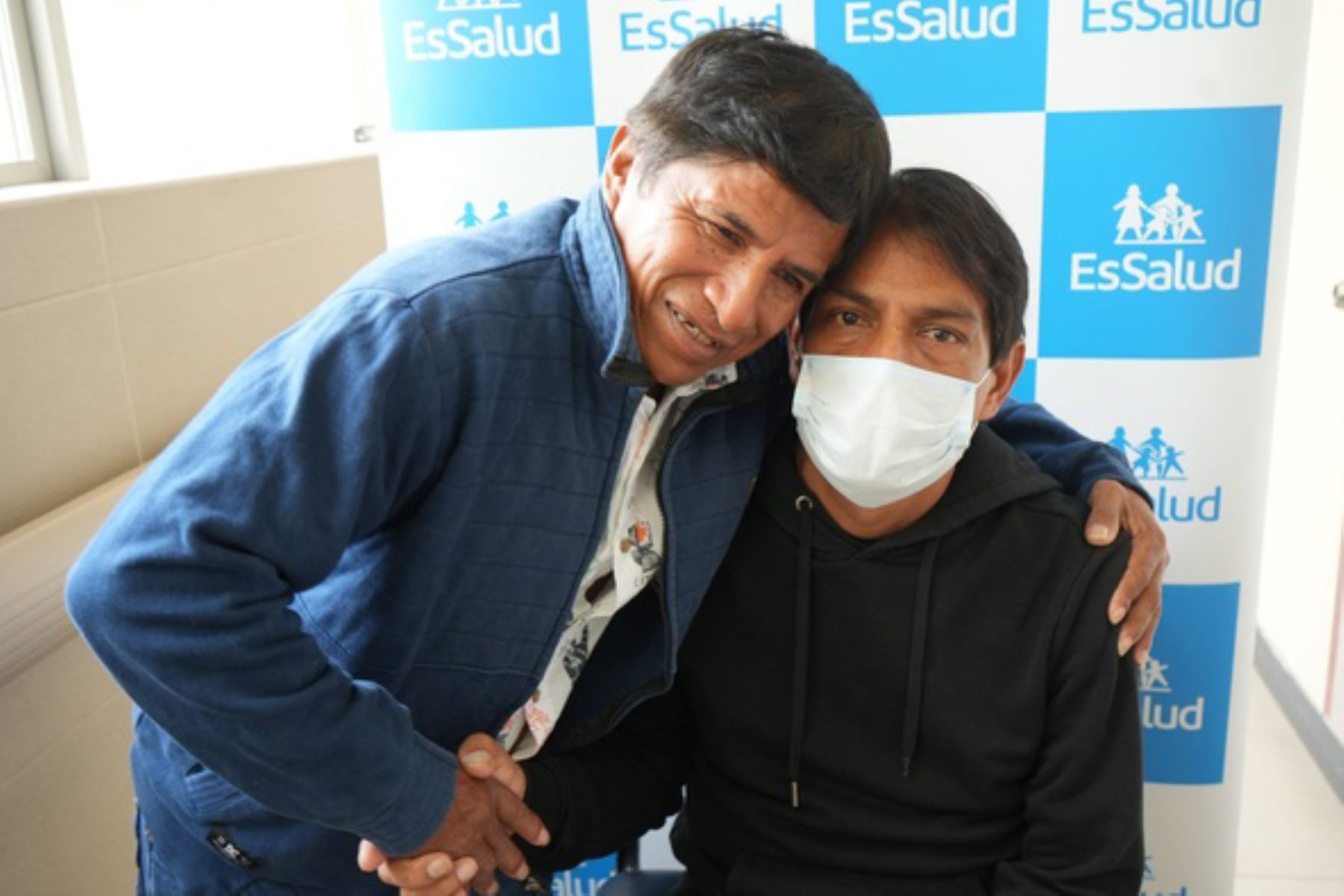 Padre de 63 años dona riñón a su hijo de 42 en el hospital Almenara de EsSalud. Foto: EsSalud