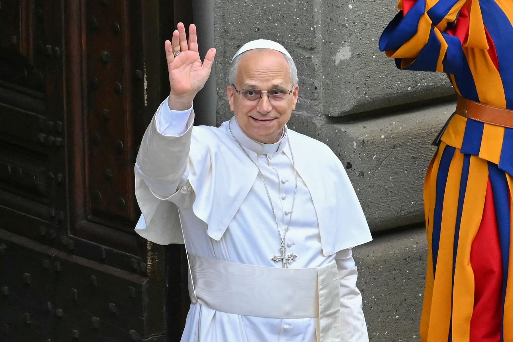 El Papa León XIV saluda a los fieles después de celebrar la oración del Ángelus en Castel Gandolfo.
Foto: AFP