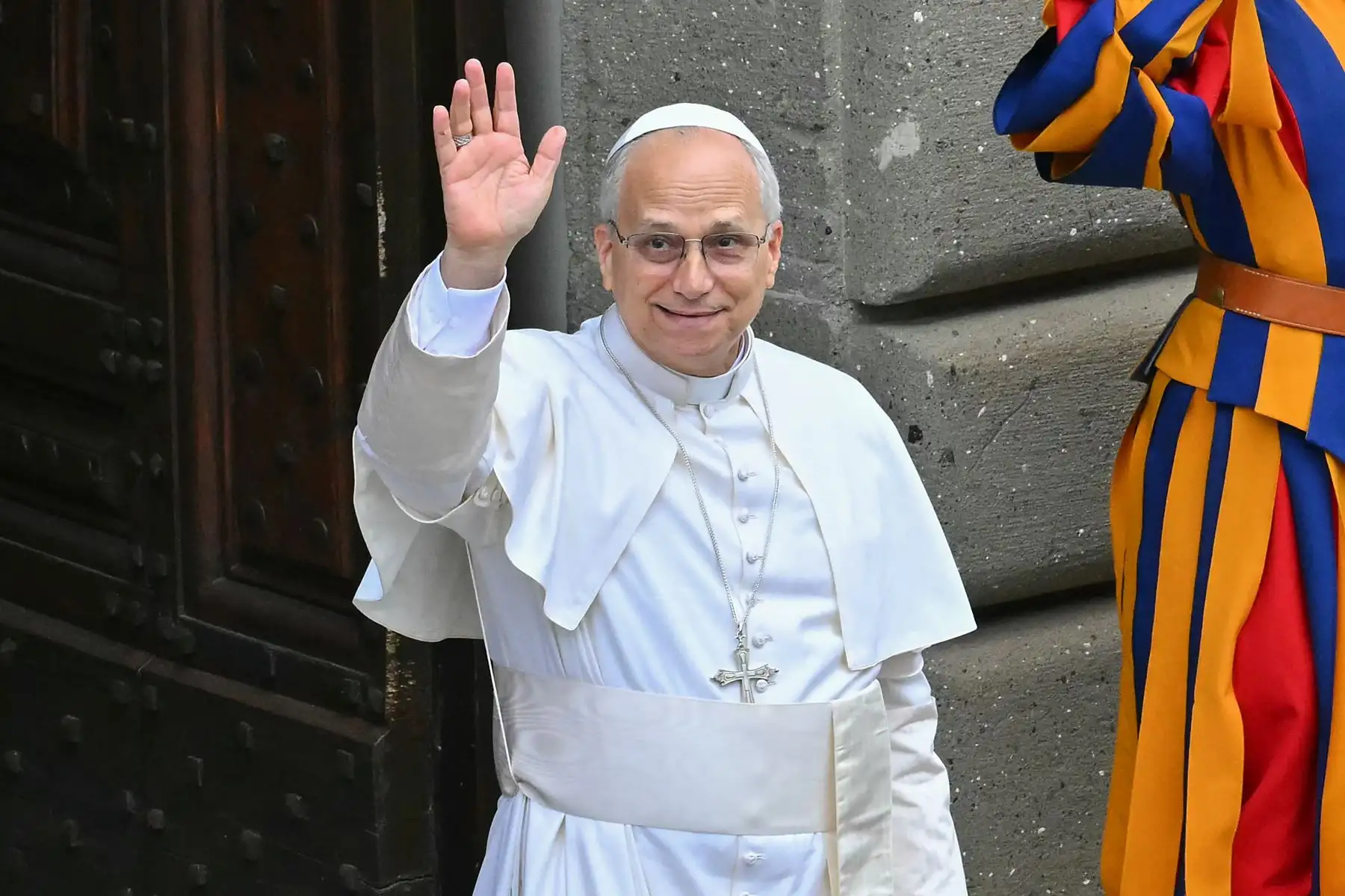 El Papa León XIV saluda a los fieles después de celebrar la oración del Ángelus en Castel Gandolfo.
Foto: AFP