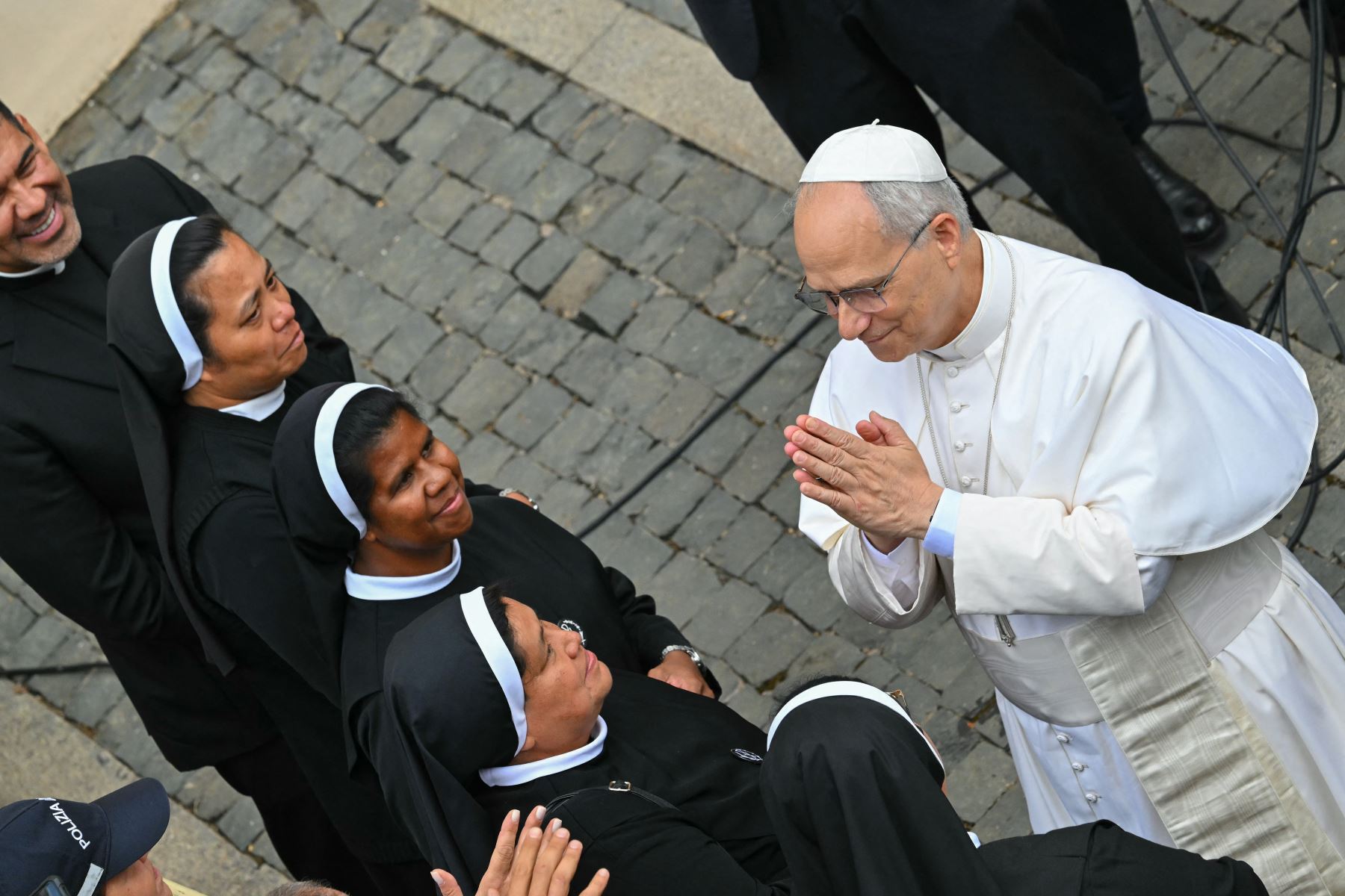 El Papa León XIV saluda a los fieles después de celebrar la oración del Ángelus en Castel Gandolfo.
Foto: AFP