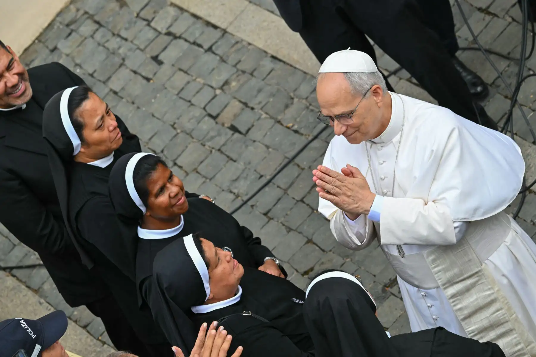 El Papa León XIV saluda a los fieles después de celebrar la oración del Ángelus en Castel Gandolfo.
Foto: AFP