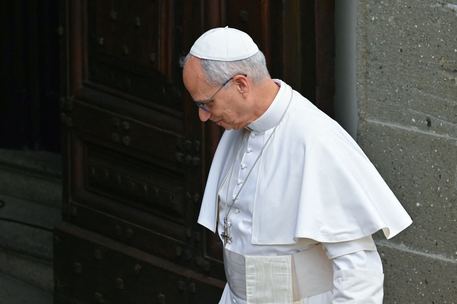 El Papa León XIV saluda a los fieles después de celebrar la oración del Ángelus en Castel Gandolfo.
Foto: AFP