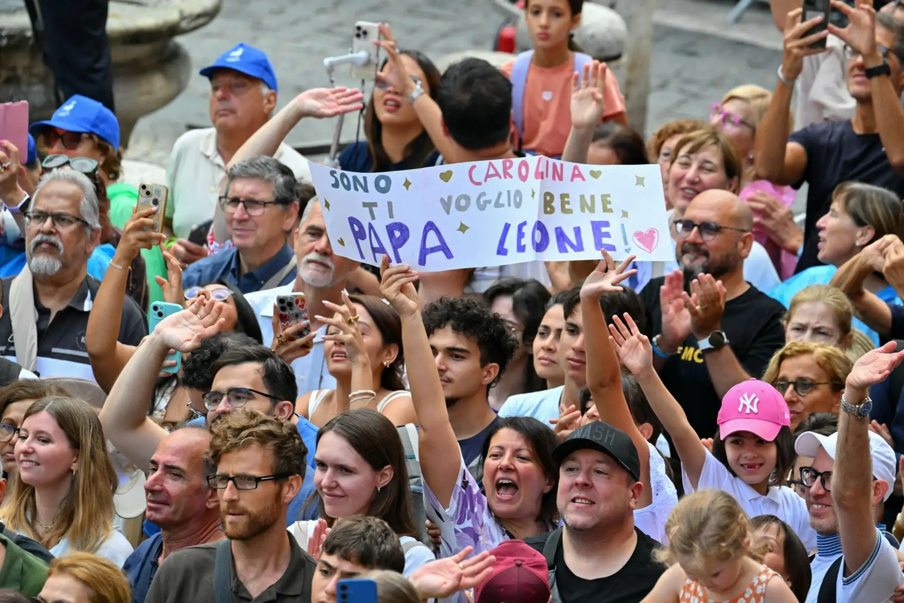 El Papa León XIV saluda a los fieles después de celebrar la oración del Ángelus en Castel Gandolfo.
Foto: AFP