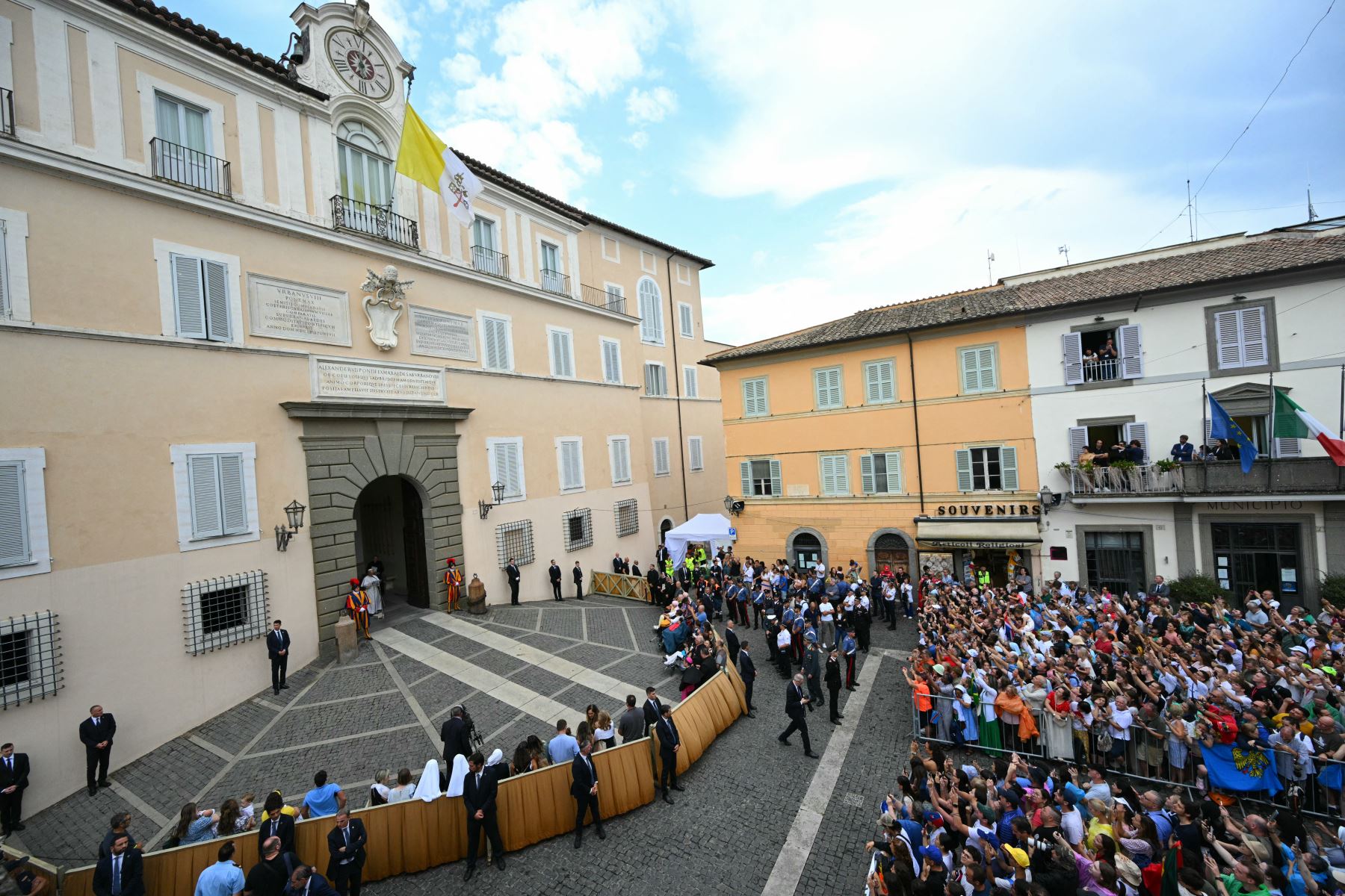 El Papa León XIV saluda a los fieles después de celebrar la oración del Ángelus en Castel Gandolfo.
Foto: AFP