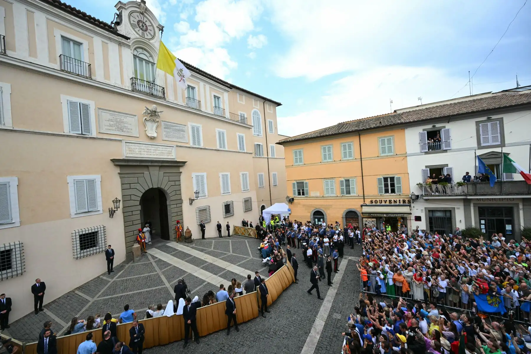 El Papa León XIV saluda a los fieles después de celebrar la oración del Ángelus en Castel Gandolfo.
Foto: AFP