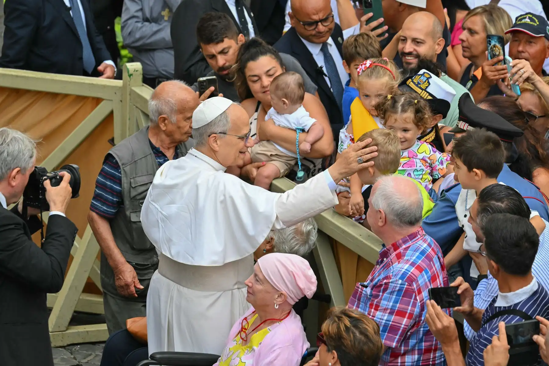 El Papa León XIV saluda a los fieles después de celebrar la oración del Ángelus en Castel Gandolfo.
Foto: AFP