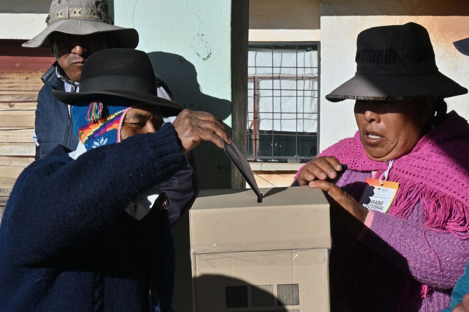 Un hombre indígena emite su voto en un colegio electoral durante las elecciones presidenciales en la comunidad de Kentupata en Laja, departamento de La Paz, Bolivia.
Foto: AFP