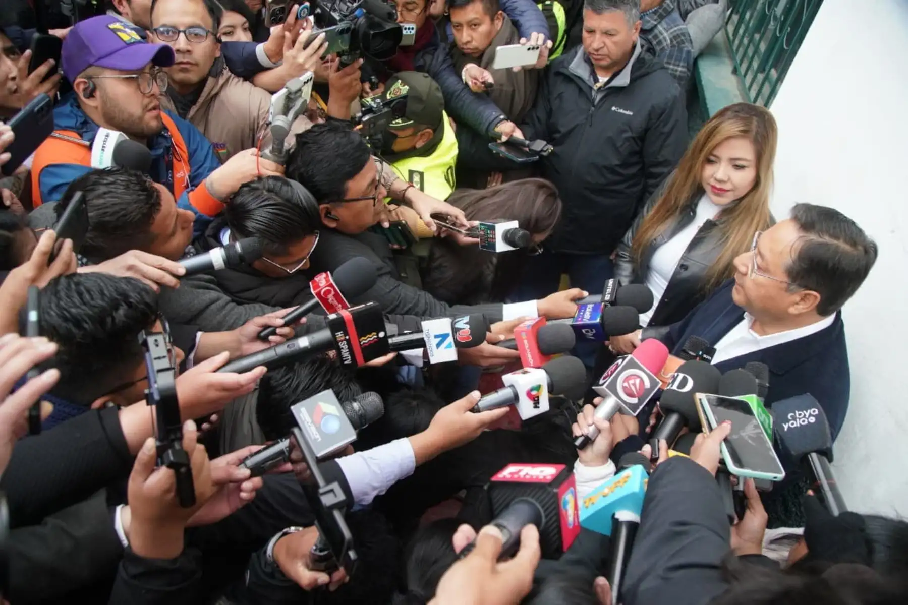 Una foto difundida por la Presidencia de Bolivia muestra al presidente boliviano Luis Arce  pronunciando una declaración tras votar en las elecciones generales celebradas en La Paz, Bolivia.
Foto: AFP