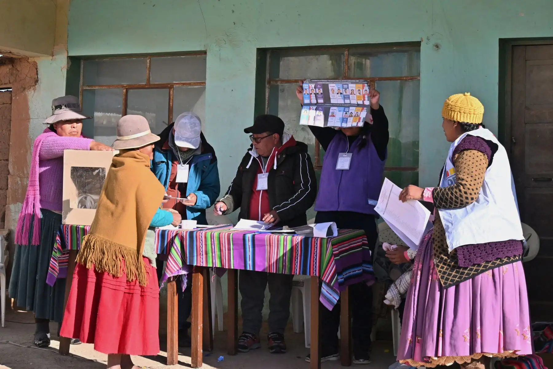 Un funcionario de mesa da instrucciones a un votante durante las elecciones presidenciales en la comunidad de Kentupata, en Laja, departamento de La Paz, Bolivia.
Foto: AFP