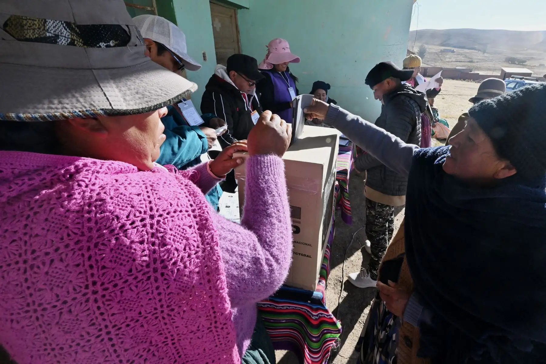 Una mujer indígena emite su voto en un colegio electoral durante las elecciones presidenciales en la comunidad de Kentupata en Laja, departamento de La Paz, Bolivia.
Foto: AFP