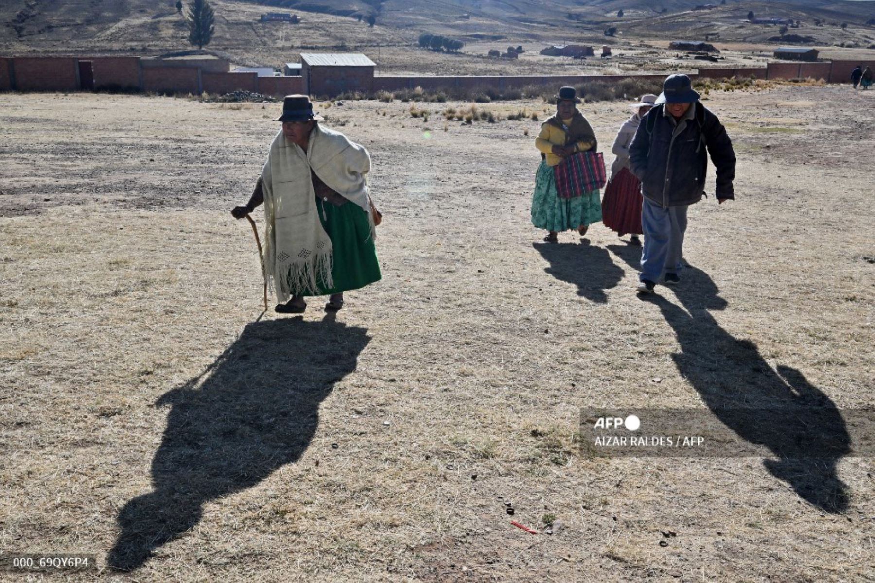 Indígenas llegan a votar a un centro de votación durante las elecciones presidenciales en la comunidad de Kentupata en Laja, departamento de La Paz, Bolivia.
Foto: AFP