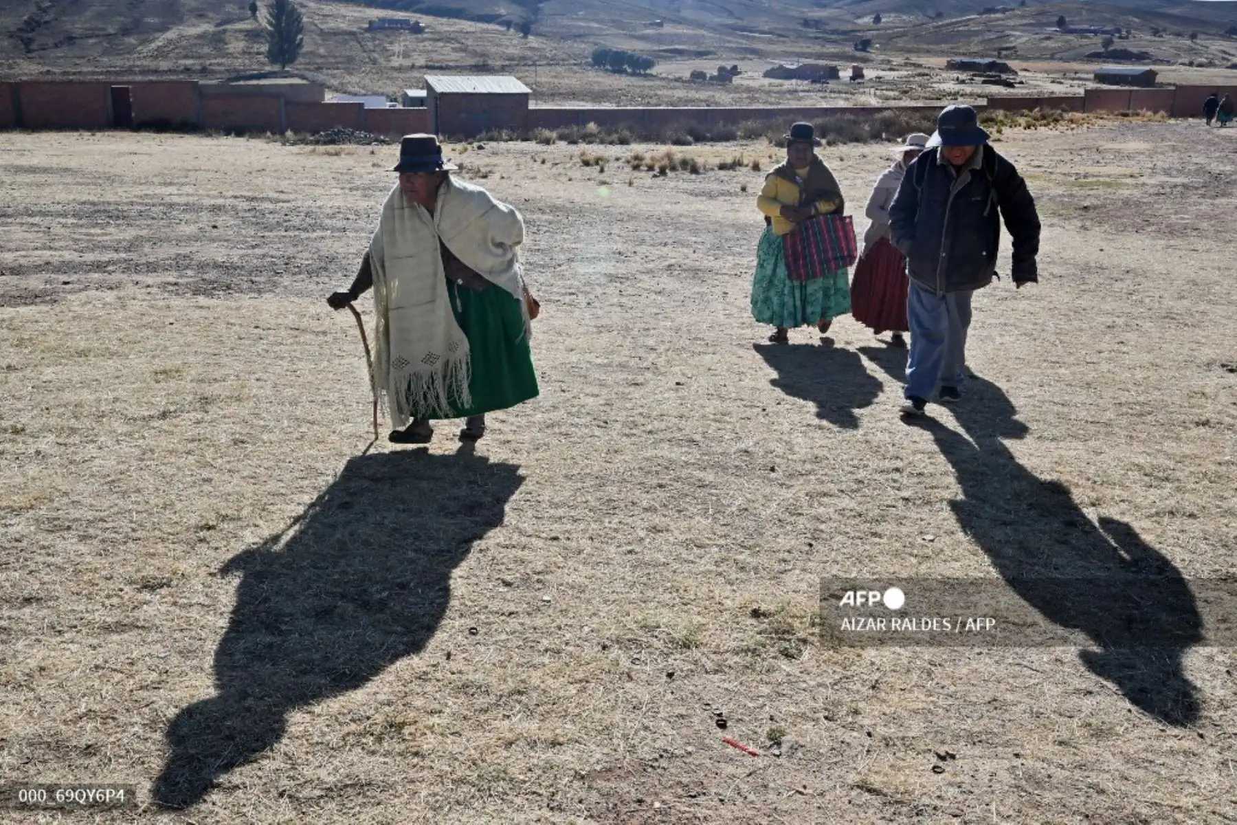 Indígenas llegan a votar a un centro de votación durante las elecciones presidenciales en la comunidad de Kentupata en Laja, departamento de La Paz, Bolivia.
Foto: AFP