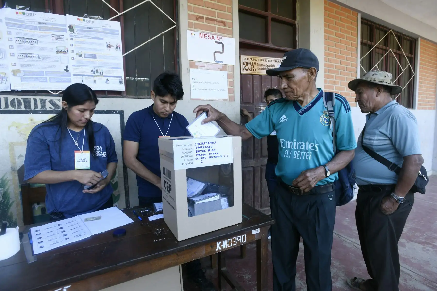 Un hombre emite su voto en un colegio electoral en Entre Ríos, departamento de Cochabamba, Bolivia, durante las elecciones presidenciales.
Foto: AFP
