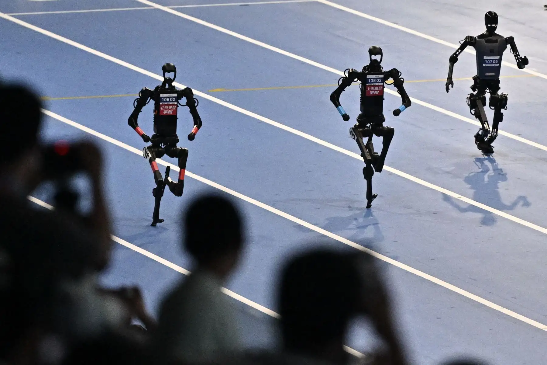 Los robots compiten en la final de 100 metros durante los Juegos Mundiales de Robots Humanoides en Beijing.
Foto: AFP