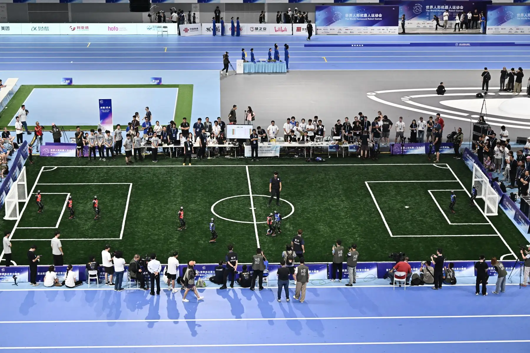 Robots compiten en una final de fútbol 5x5 durante los Juegos Mundiales de Robots Humanoides en Pekín.
Foto: AFP