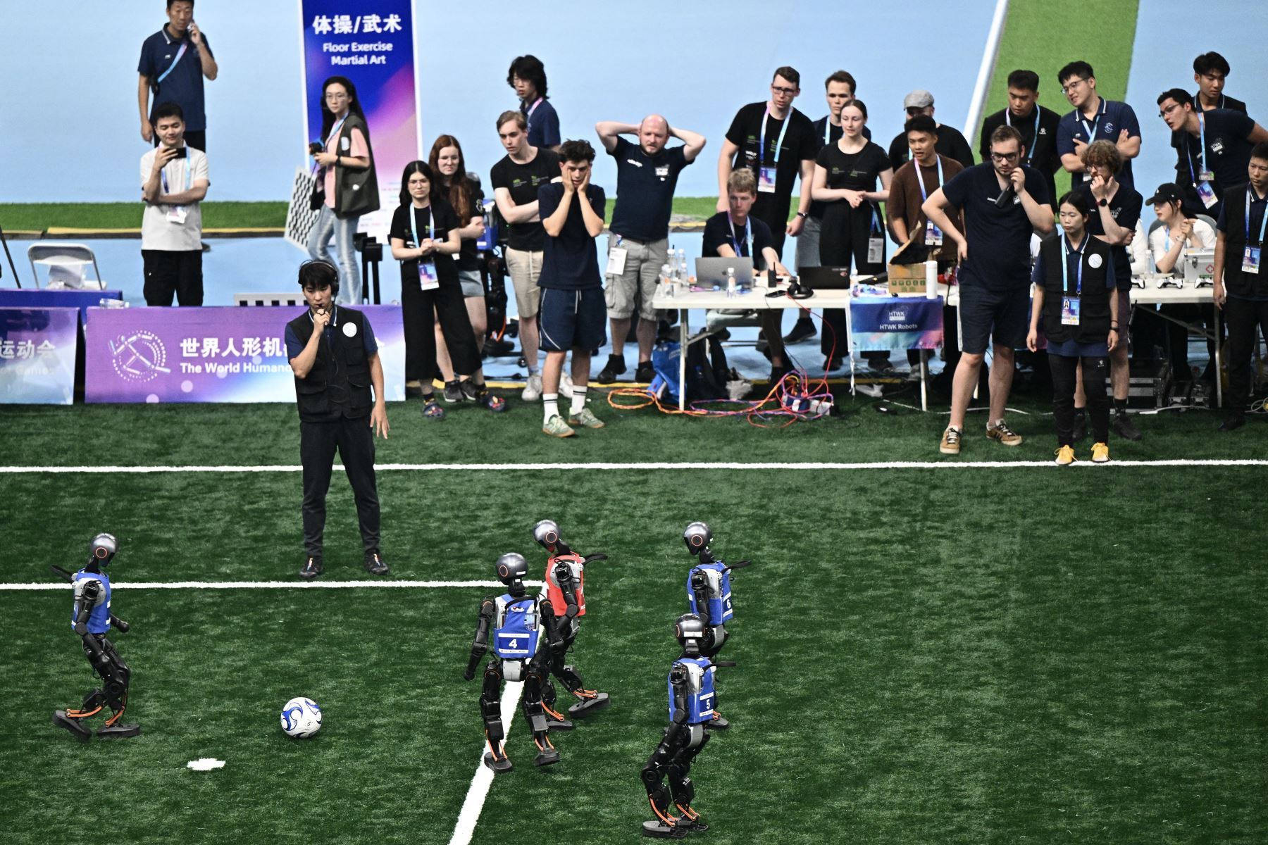 Robots compiten en una final de fútbol 5x5 durante los Juegos Mundiales de Robots Humanoides en Pekín.
Foto: AFP