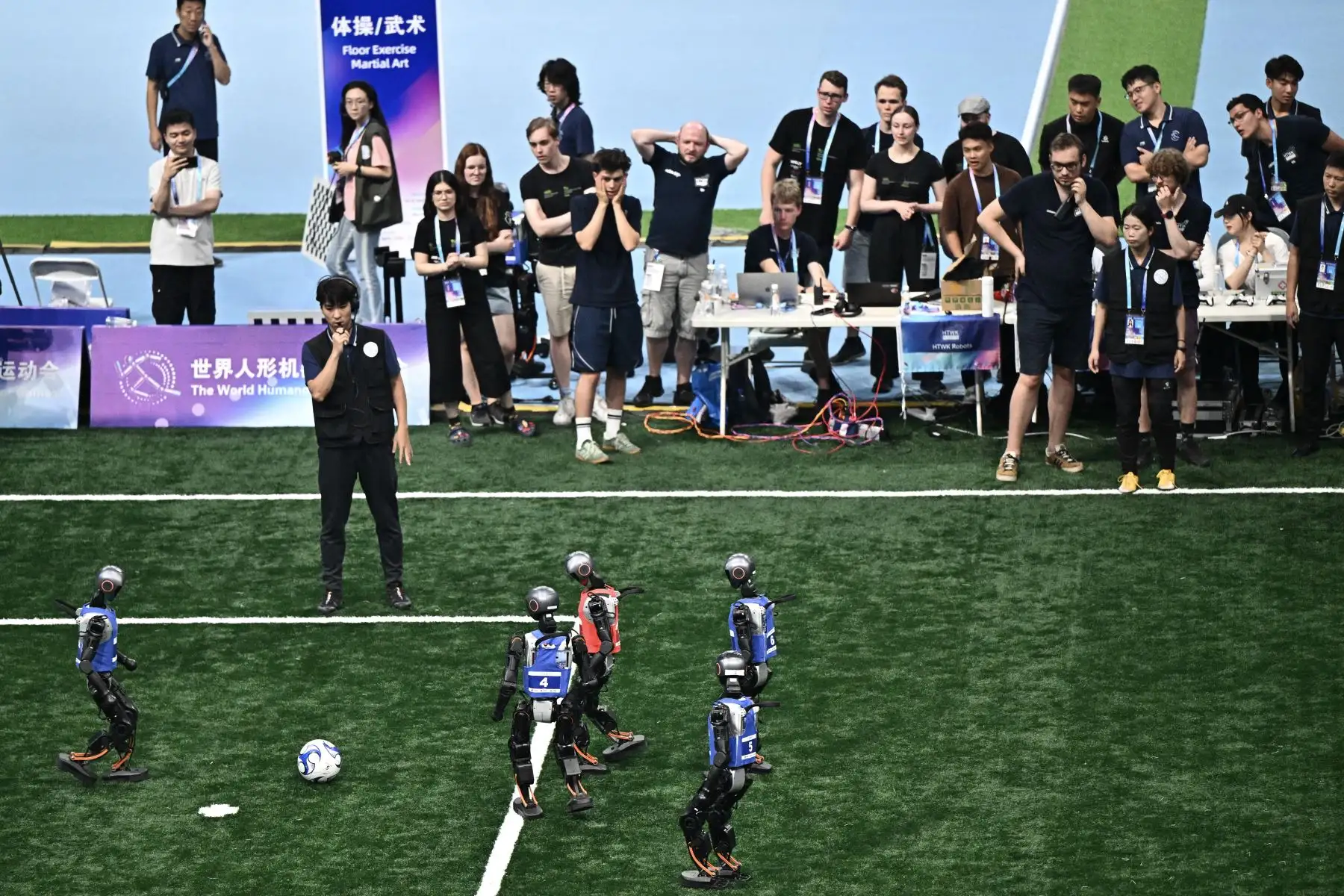 Robots compiten en una final de fútbol 5x5 durante los Juegos Mundiales de Robots Humanoides en Pekín.
Foto: AFP