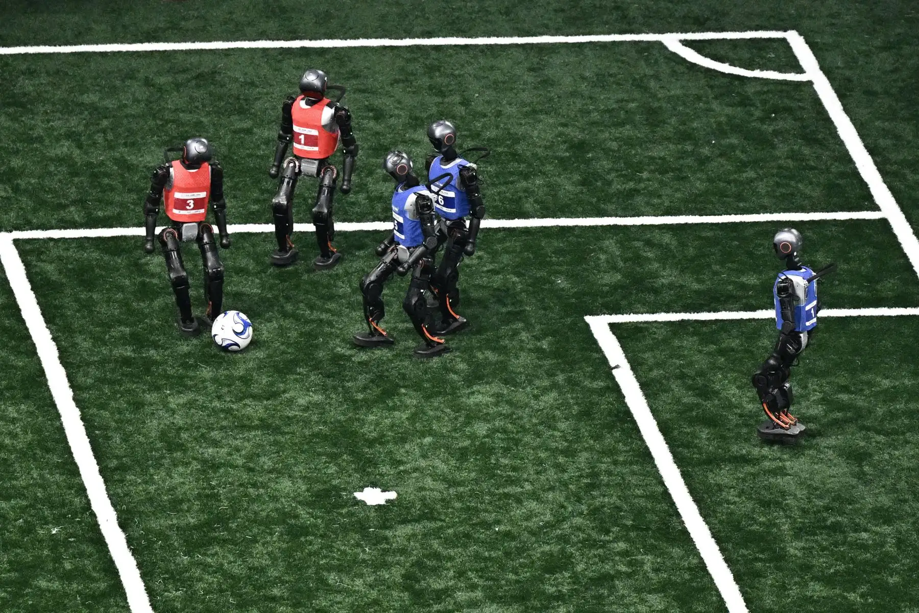 Robots compiten en una final de fútbol 5x5 durante los Juegos Mundiales de Robots Humanoides en Pekín.
Foto: AFP