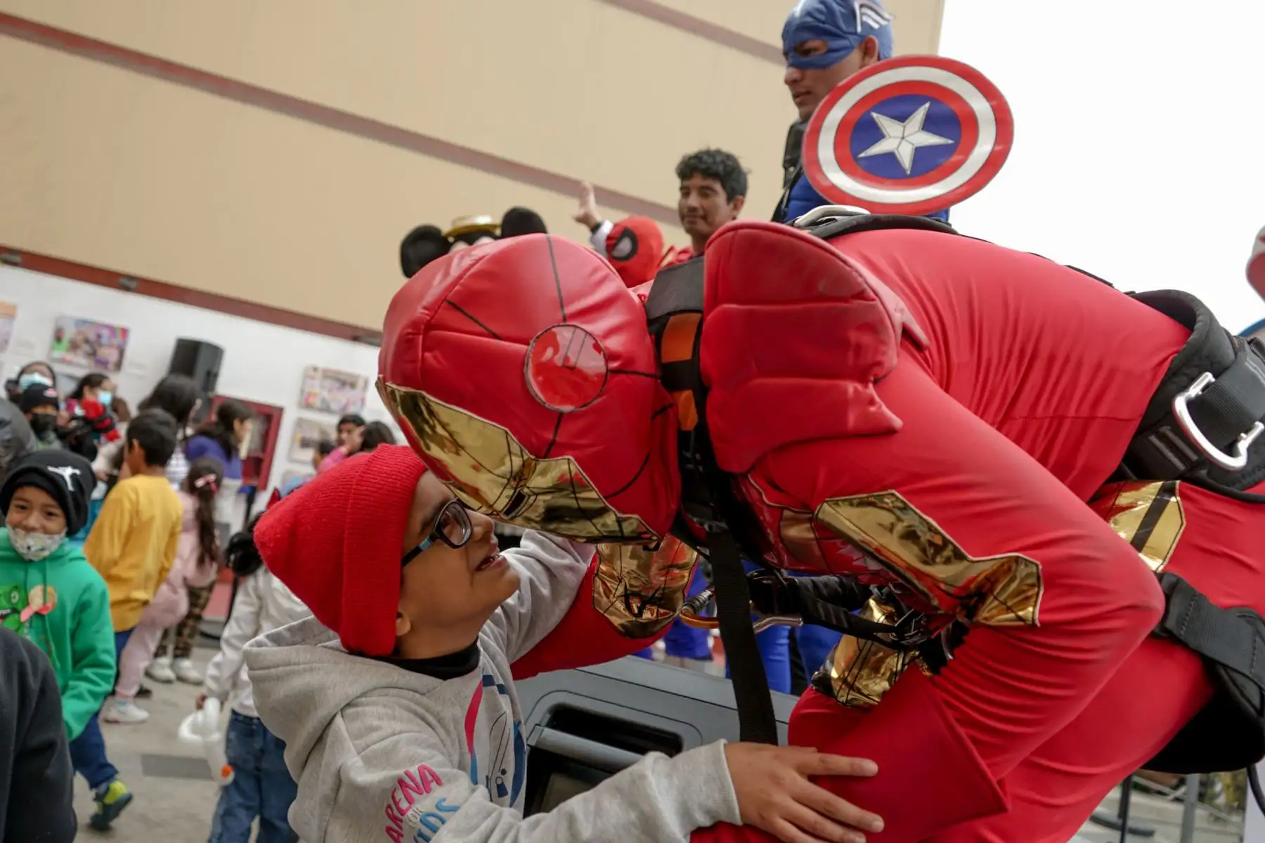 En el Día del Niño, la magia llegó al Instituto Nacional de Salud del Niño San Borja desde lo más alto. Cinco superhéroes Iron Man, Spider-Man, Capitán América, Batman y Superman, descendieron desde el octavo piso del hospital, no para enfrentar villanos, sino para encontrarse con los verdaderos héroes: los niños hospitalizados que a diario luchan con valentía contra enfermedades complejas.
Foto: INSN San Borja