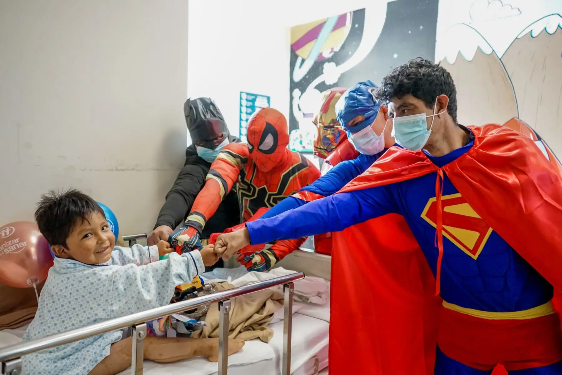 En el Día del Niño, la magia llegó al Instituto Nacional de Salud del Niño San Borja desde lo más alto. Cinco superhéroes Iron Man, Spider-Man, Capitán América, Batman y Superman, descendieron desde el octavo piso del hospital, no para enfrentar villanos, sino para encontrarse con los verdaderos héroes: los niños hospitalizados que a diario luchan con valentía contra enfermedades complejas.
Foto: INSN San Borja
