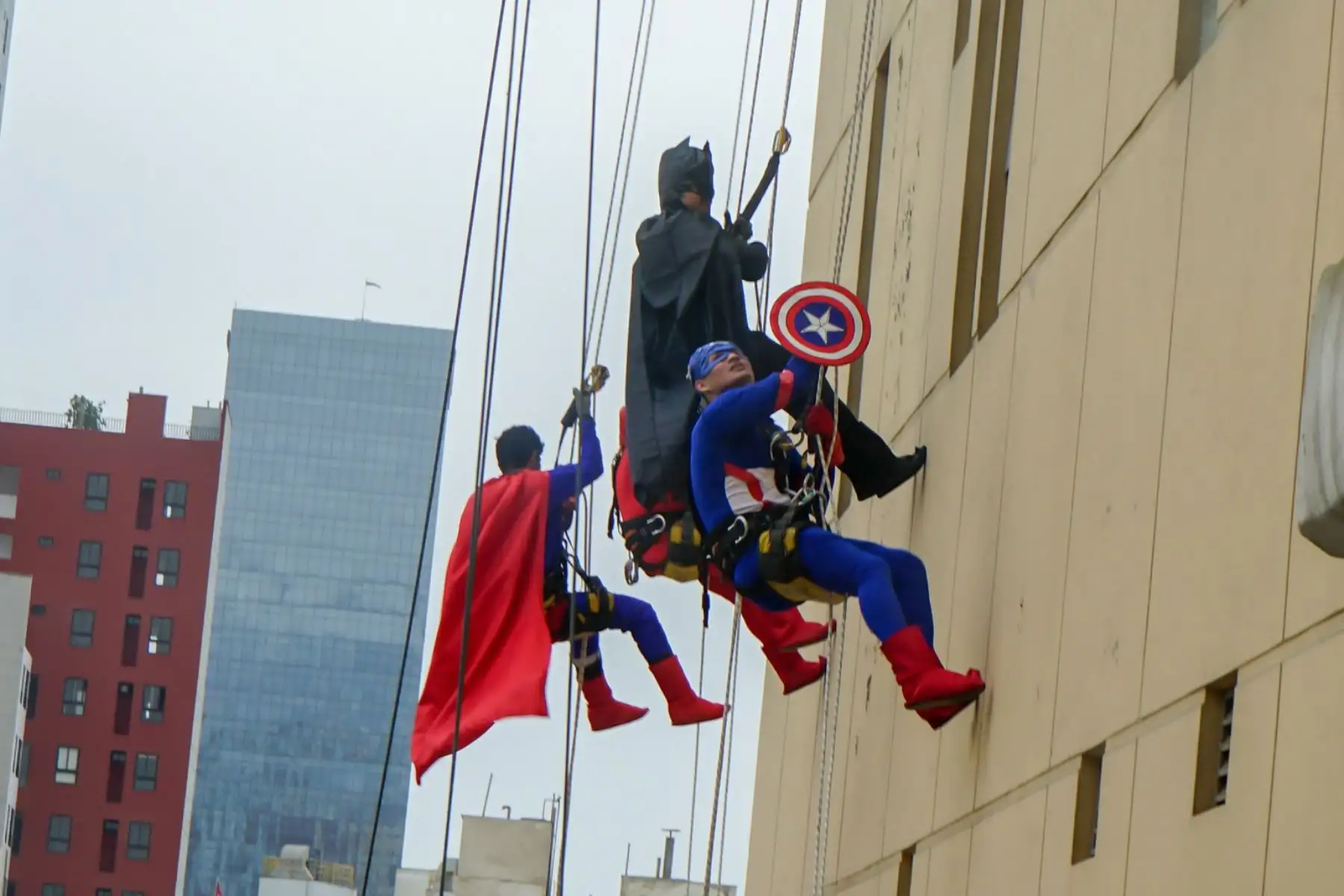En el Día del Niño, la magia llegó al Instituto Nacional de Salud del Niño San Borja desde lo más alto. Cinco superhéroes Iron Man, Spider-Man, Capitán América, Batman y Superman, descendieron desde el octavo piso del hospital, no para enfrentar villanos, sino para encontrarse con los verdaderos héroes: los niños hospitalizados que a diario luchan con valentía contra enfermedades complejas.
Foto: INSN San Borja