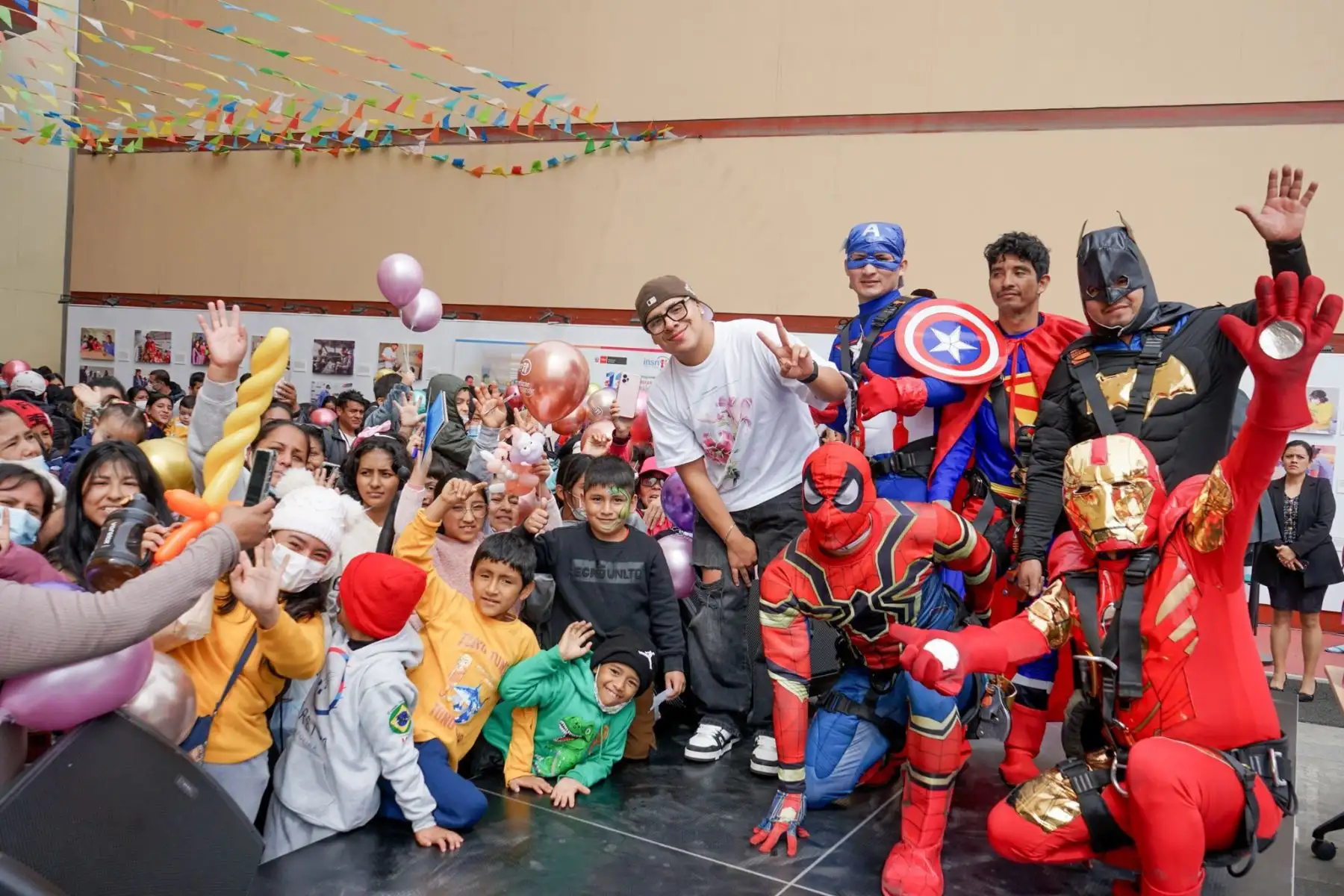 En el Día del Niño, la magia llegó al Instituto Nacional de Salud del Niño San Borja desde lo más alto. Cinco superhéroes Iron Man, Spider-Man, Capitán América, Batman y Superman, descendieron desde el octavo piso del hospital, no para enfrentar villanos, sino para encontrarse con los verdaderos héroes: los niños hospitalizados que a diario luchan con valentía contra enfermedades complejas.
Foto: INSN San Borja