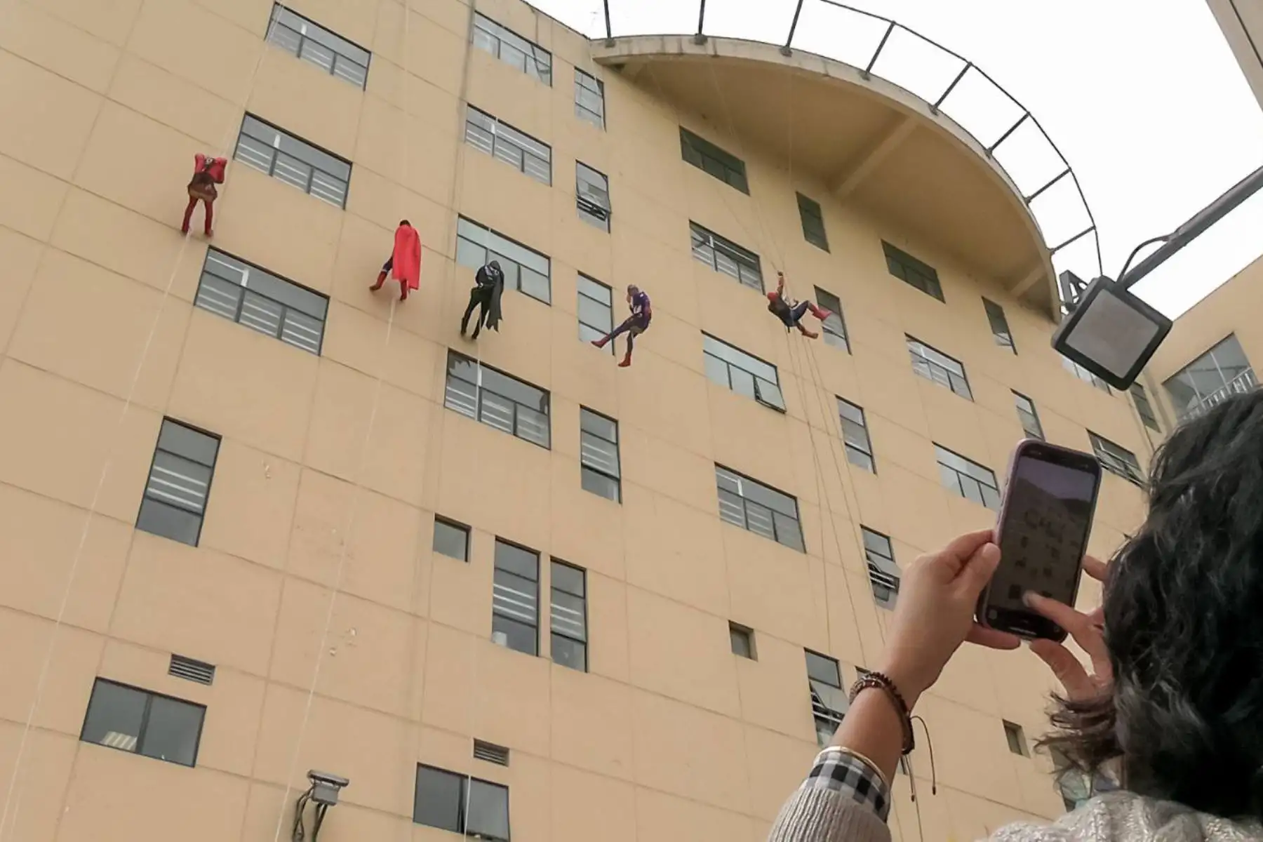 En el Día del Niño, la magia llegó al Instituto Nacional de Salud del Niño San Borja desde lo más alto. Cinco superhéroes Iron Man, Spider-Man, Capitán América, Batman y Superman, descendieron desde el octavo piso del hospital, no para enfrentar villanos, sino para encontrarse con los verdaderos héroes: los niños hospitalizados que a diario luchan con valentía contra enfermedades complejas.
Foto: INSN San Borja