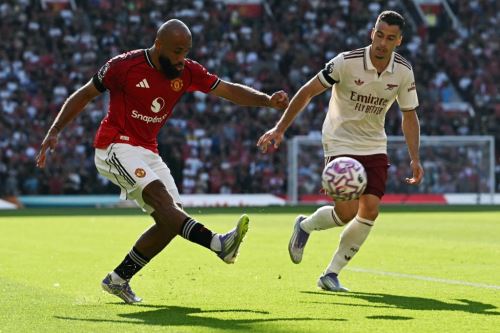 Manchester United cayó en su debut