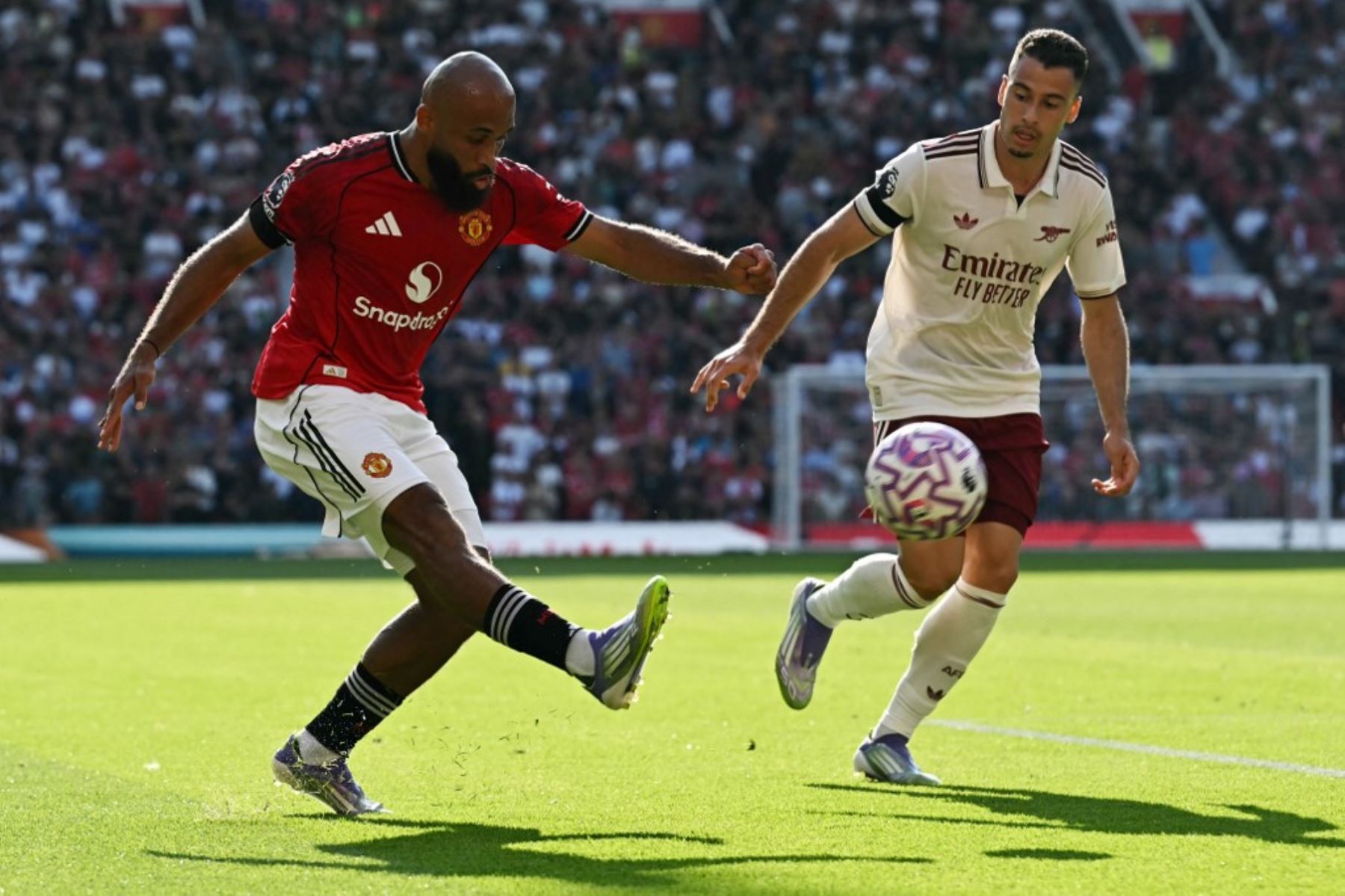 Manchester United cayó en su debut