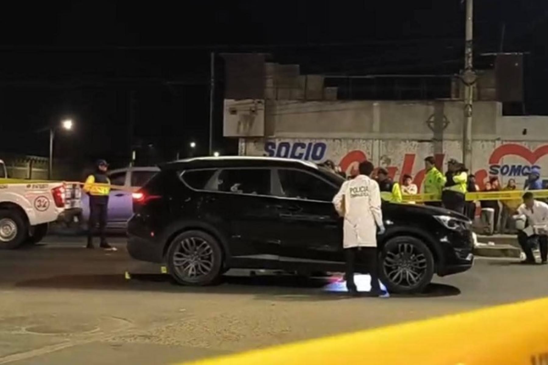 El hecho ocurrió en el cruce de la avenida Meiggs con el jirón Iquitos, cuando la camioneta, de placa H2Z-161, fue interceptada por otro vehículo desde el cual se efectuaron más de 25 disparos.