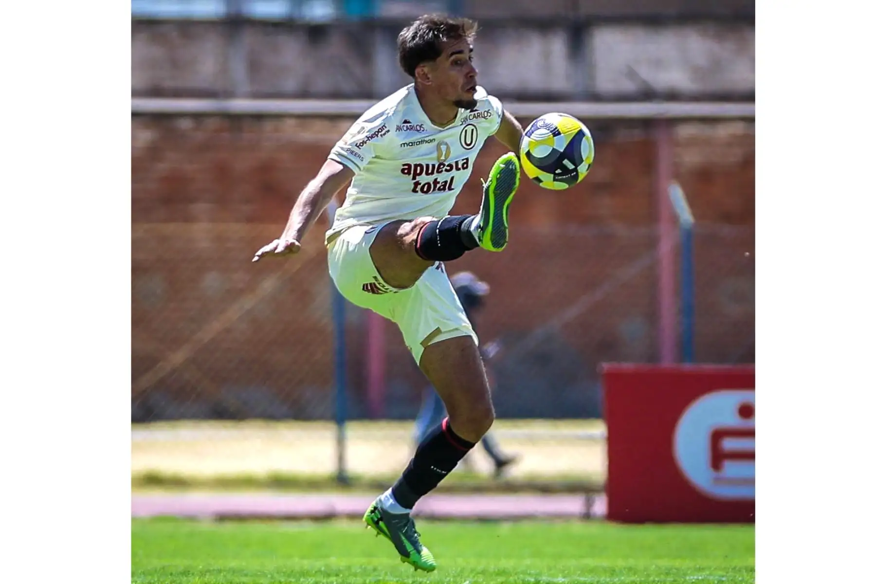 Universitario se enfrenta a Sport Huancayo por la fecha 6 del Torneo Clausura de la Liga 1 en el Estadio IPD de Huancayo. En la imagen, Martín  Pérez Guedes.
Foto: Liga 1