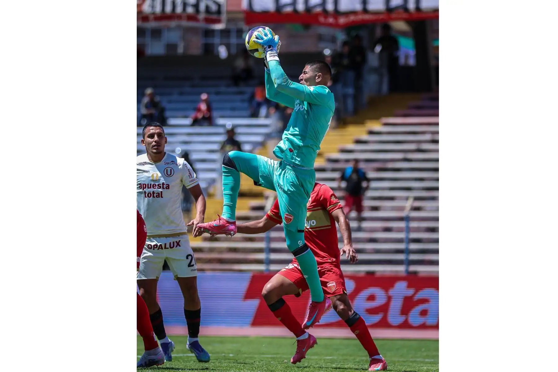 Universitario se enfrenta a Sport Huancayo por la fecha 6 del Torneo Clausura de la Liga 1 en el Estadio IPD de Huancayo. En la imagen, Martín  Pérez Guedes.
Foto: Liga 1
