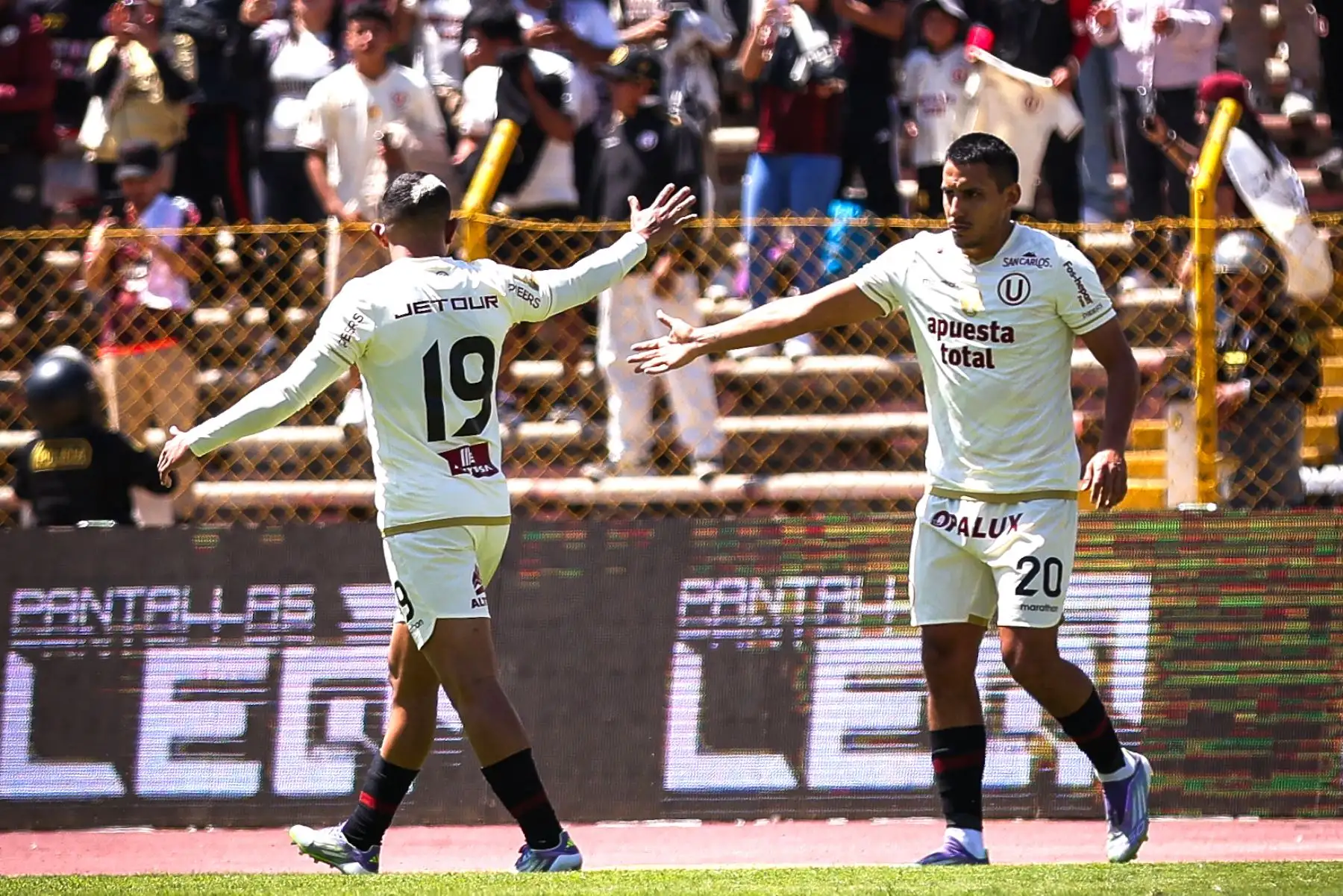 Universitario se enfrenta a Sport Huancayo por la fecha 6 del Torneo Clausura de la Liga 1 en el Estadio IPD de Huancayo. En la imagen, Martín  Pérez Guedes.
Foto: Universitario