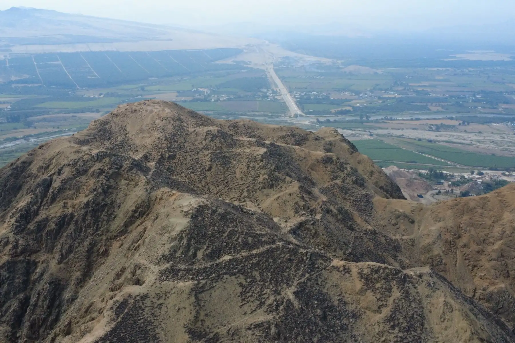 Huaca Amalia se ubica en el sector Chequepe, en el corazón del valle de Virú. Este sitio fue catastrado por el Proyecto Especial Chavimochic en la década de los 90, teniendo un área total de 5.68 hectáreas; sin embargo, actualmente el sitio luce abandonado, invadido por campos de cultivo y destruido en varios sectores.
Foto: cortesía Feren Castillo