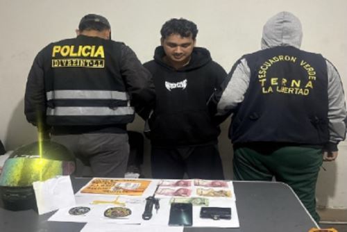 Al detenido se le incautó la motocicleta en la que pretendía huir y dos municiones de armas de fuego calibre 380.