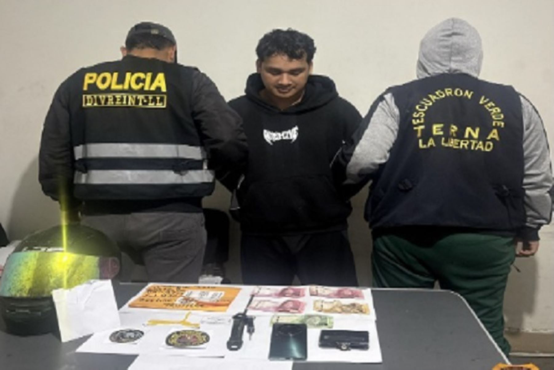 Al detenido se le incautó la motocicleta en la que pretendía huir y dos municiones de armas de fuego calibre 380.
