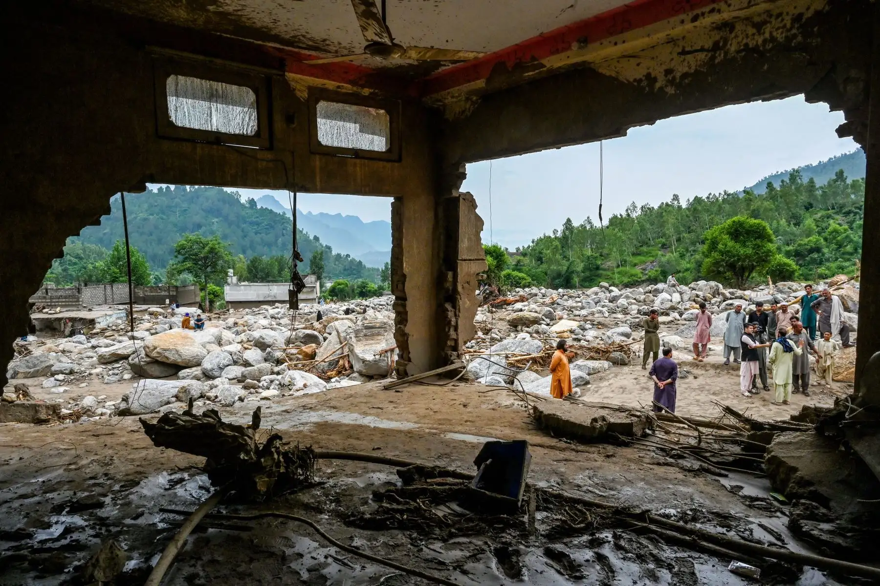 Además de Khyber-Pakhtunkhwa, otras nueve personas murieron en la zona de Cachemira pakistaní. En la parte administrada por India, al menos 60 personas fallecieron en un pueblo del Himalaya y otras 80 permanecen desaparecidas.
Foto: AFP