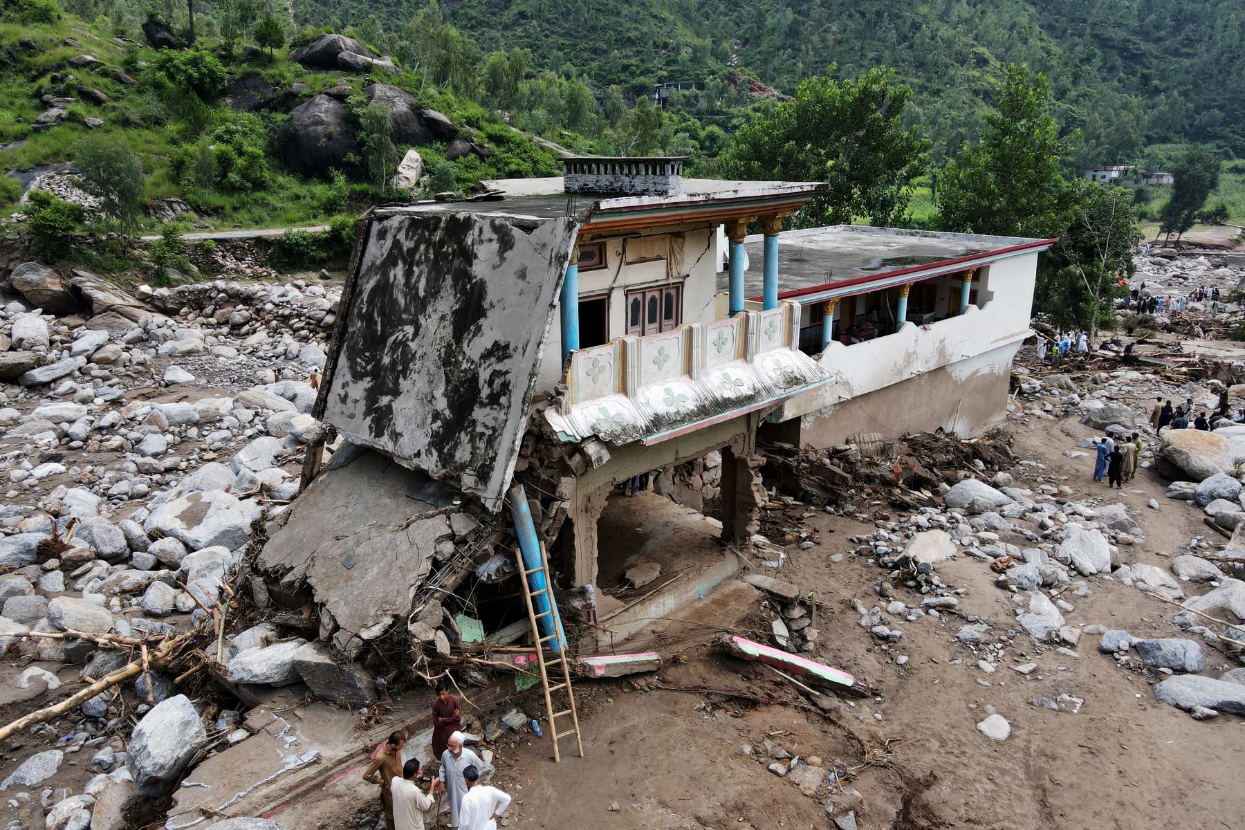 Además de Khyber-Pakhtunkhwa, otras nueve personas murieron en la zona de Cachemira pakistaní. En la parte administrada por India, al menos 60 personas fallecieron en un pueblo del Himalaya y otras 80 permanecen desaparecidas.
Foto: AFP