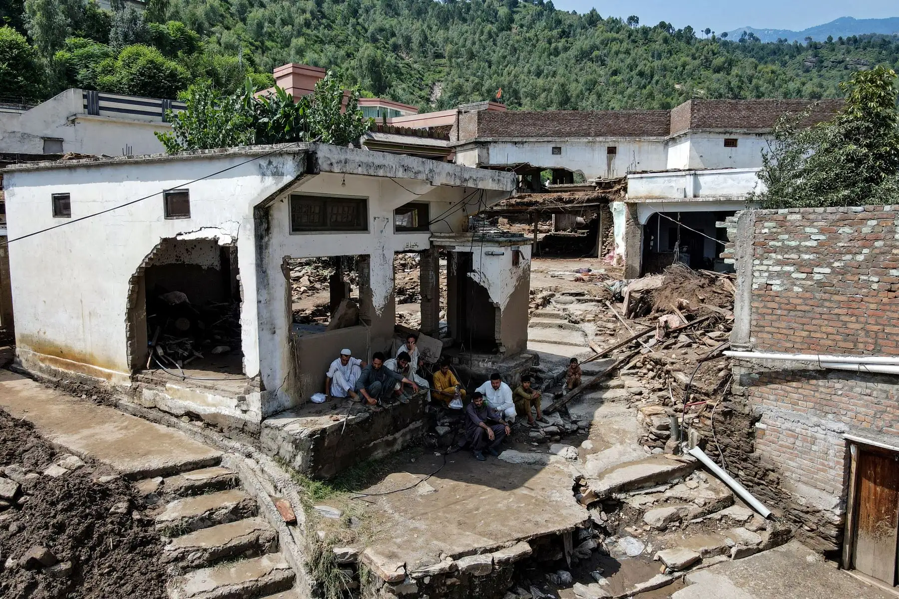 Además de Khyber-Pakhtunkhwa, otras nueve personas murieron en la zona de Cachemira pakistaní. En la parte administrada por India, al menos 60 personas fallecieron en un pueblo del Himalaya y otras 80 permanecen desaparecidas.
Foto: AFP