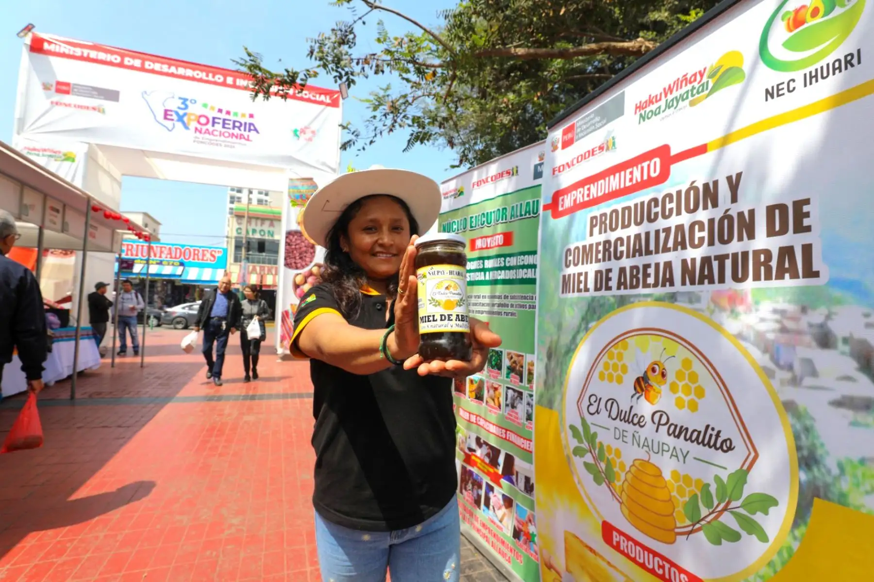 Ministra de Desarrollo e Inclusión Social, Leslie Urteaga Peña, destacó los esfuerzos y dedicación de 94 productores participantes en la III Expo Feria Nacional de Emprendimientos – Foncodes 2025, realizada en la plaza Túpac Amaru del distrito de Magdalena, que concluyó hoy con éxitos en ventas.
Foto: Midis