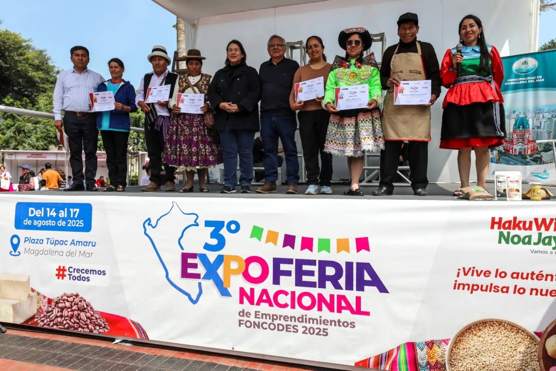 Ministra de Desarrollo e Inclusión Social, Leslie Urteaga Peña, destacó los esfuerzos y dedicación de 94 productores participantes en la III Expo Feria Nacional de Emprendimientos – Foncodes 2025, realizada en la plaza Túpac Amaru del distrito de Magdalena, que concluyó hoy con éxitos en ventas.
Foto: Midis