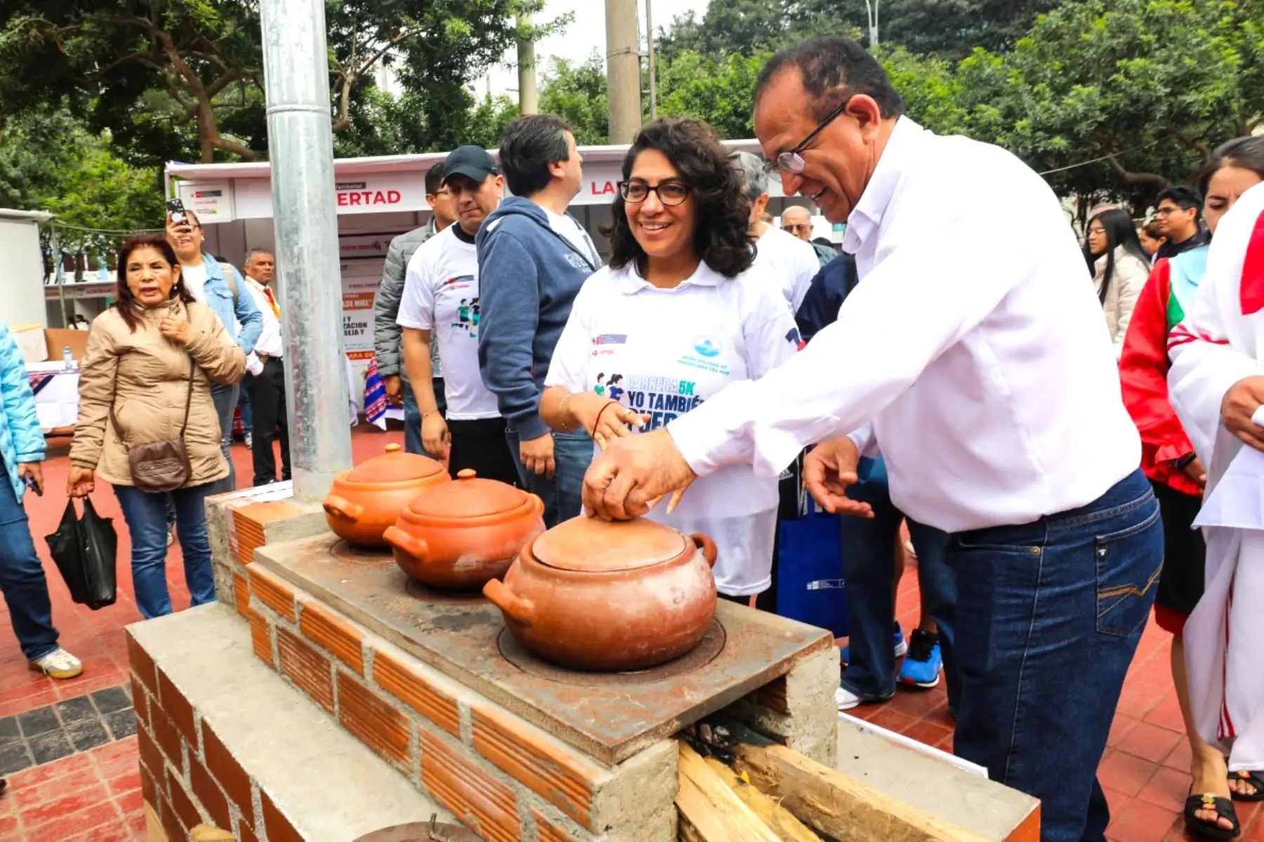 Ministra de Desarrollo e Inclusión Social, Leslie Urteaga Peña, destacó los esfuerzos y dedicación de 94 productores participantes en la III Expo Feria Nacional de Emprendimientos – Foncodes 2025, realizada en la plaza Túpac Amaru del distrito de Magdalena, que concluyó hoy con éxitos en ventas.
Foto: Midis