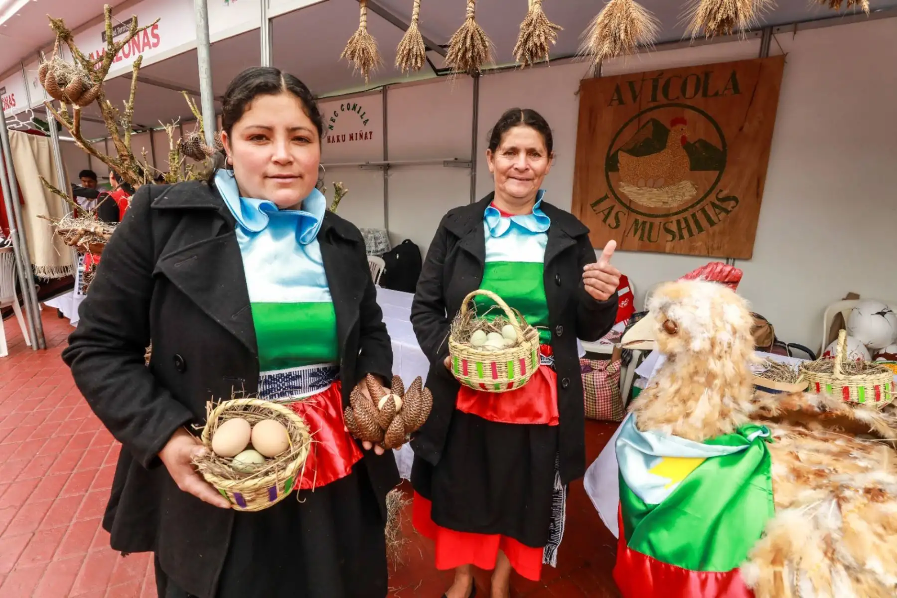 Ministra de Desarrollo e Inclusión Social, Leslie Urteaga Peña, destacó los esfuerzos y dedicación de 94 productores participantes en la III Expo Feria Nacional de Emprendimientos – Foncodes 2025, realizada en la plaza Túpac Amaru del distrito de Magdalena, que concluyó hoy con éxitos en ventas.
Foto: Midis